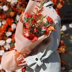 Букет "На закате дня" из гладиолусов, калл, гиперикума и диантусов в Электрогорске