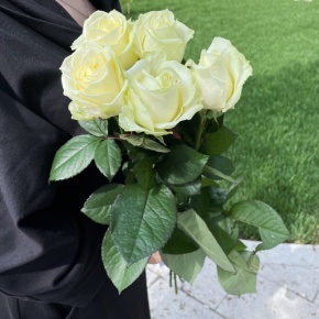 Букет из 5 белых роз (70 см) в Электрогорске