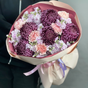 Букет "Софи" из хризантем Бигоуди, диантусов и ароматных маттиол в Электрогорске