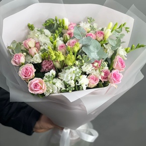 Букет "Особый случай " из ароматных маттиол, фрезий и кустовых роз в Электрогорске