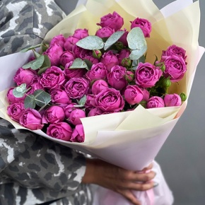 Букет "Малиновый бисквит" из кустовых и пионовидных роз и эвкалипта в Электрогорске
