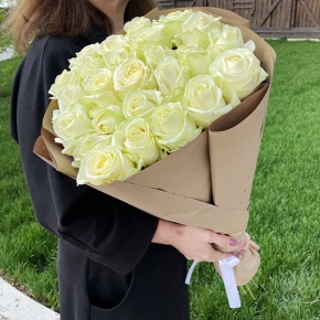 Букет из 25 белых роз в крафте (70 см) в Электрогорске