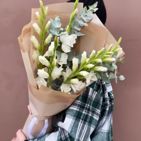 Букет из 5 белых гладиолусов и эвкалипта в Электрогорске