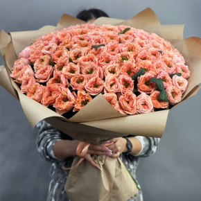 Букет "Персик" из 101 махровой розы Риджентс парк (60 см) в Электрогорске
