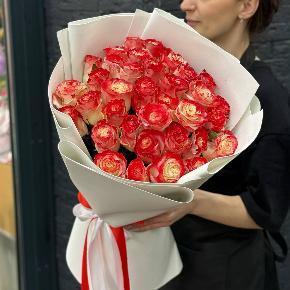 Букет " Клубничный коктейль" из 35 бело-красных роз в Электрогорске