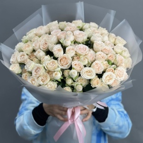 Букет из 35 кремовых кустовых роз (50 см) в Электрогорске