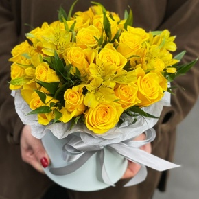 Композиция в шляпной коробке "Розиль" из альстромерий и роз в Электрогорске