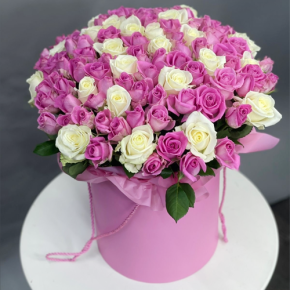 Композиция в шляпной коробке из 151 розы кения микс в Электрогорске