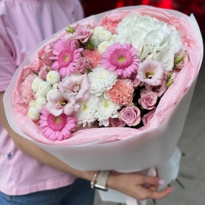 Букет "Розовые облака" из хризантемы, кустовых роз, диантусов, гортензии и эустом в Электрогорске