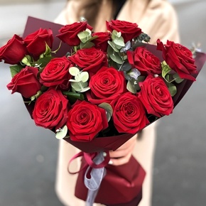 Букет 15 красных роз с эвкалиптом (50 см) в Электрогорске