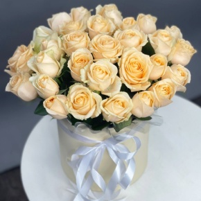 Композиция в шляпной коробке из 35 кремовых кенийских роз в Электрогорске