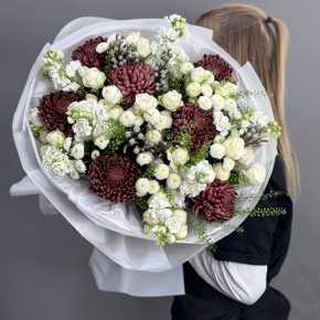 Букет "Шоколадный френч" из кустовых роз, хризантем Бигоуди, брунии, ароматных маттиол и сантини в Электрогорске