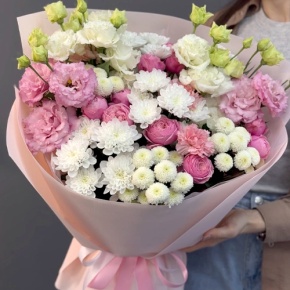 Букет "Задыхаюсь от нежности" из хризантемы, кустовых пионовидных роз, диантусов и эустом в Электрогорске