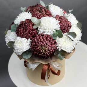 Композиция в шляпной коробке из 19 хризантем  в Электрогорске