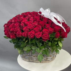 Композиция в корзине из 101 красной розы в Электрогорске