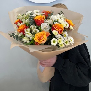 Букет "Апельсин" из роз и хризантем сантини в Электрогорске