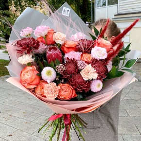 Букет "Каркаде" из хризантем Бигоуди и Момоко, роз Эквадор Кахала, озатамнуса,  эустом, протеи, и диантусов в Электрогорске