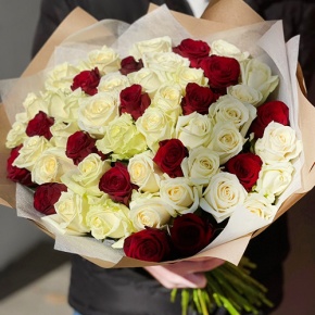 Букет 51 белая и красная роза (50 см) в Электрогорске