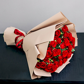 Букет 15 кустовых красных роз в Электрогорске