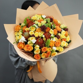 Букет "Осенние грёзы" из лейко, роз, фрезий, скиммии, молюцеллы и лейко в Электрогорске