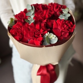 Букет "Красная пантера" из 7 роз Эквадор и эвкалипта в Электрогорске