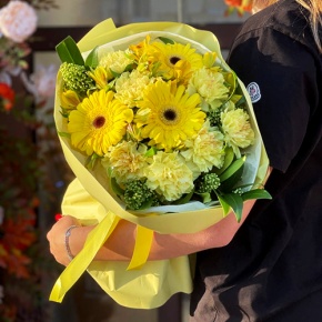 Букет "Солнечная пора" из гербер, альстромерий, скиммии и диантусов в Электрогорске