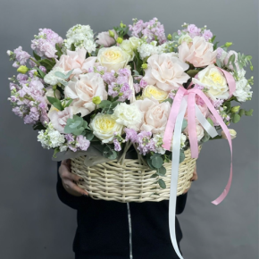 Композиция в корзине из роз Эквадор и ароматных маттиол в Электрогорске