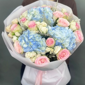 Букет "Легкий ветерок" из роз, конифера и гортензий в Электрогорске