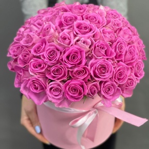 Композиция в шляпной коробке из 71 кенийской розы в Электрогорске