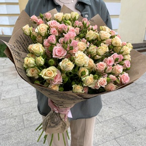 Букет из 19 кустовых роз в крафте (60 см) в Электрогорске