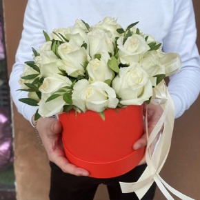 Композиция в шляпной коробке из 25 белых роз в Электрогорске