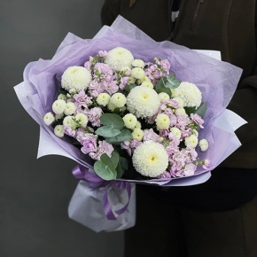 Букет "Ванила" из хризантем сантини, Момоко, эвкалипта и ароматных маттиол в Электрогорске