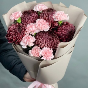 Букет из хризантем Бигоуди и розовых диантусов в Электрогорске