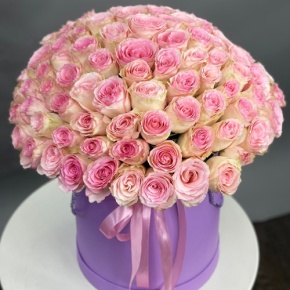 Композиция в шляпной коробке из 151 розы кения в Электрогорске