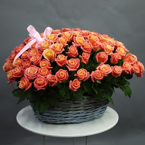 Композиция в корзине из 101 розы Мисс Пигги (50 см) в Электрогорске