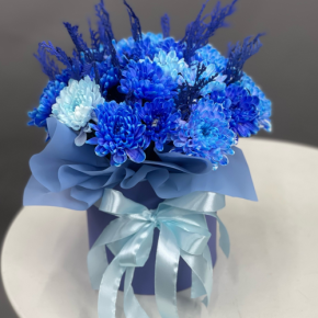 Композиция в шляпной коробке "Магия синего" из хризантем и конифера в Электрогорске