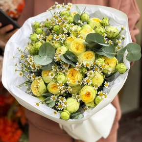 Букет "Иветта" из лимонных пионовидных кустовых роз и ромашек в Электрогорске