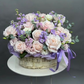 Композиция в корзине из французских роз и ароматных маттиол в Электрогорске