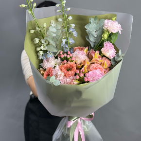 Букет "Таинственное очарование" из мазровых роз Риджентс парк, гиперикума, альстромерий, эустом и дельфиниума в Электрогорске