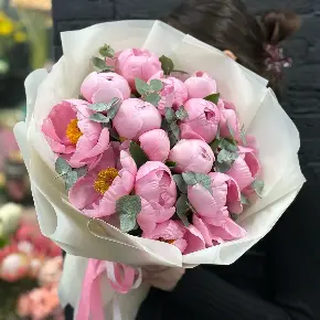 Букет из 15 лососевых пионов с эвкалиптом в Электрогорске