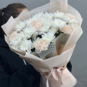 Букет из хризантем и диантусов пудра в Электрогорске