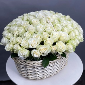 101 белая роза в корзине (40 см) в Электрогорске