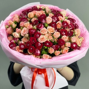 Букет "Рубиновый гранит" из 35 кустовых роз микс (50 см) в Электрогорске