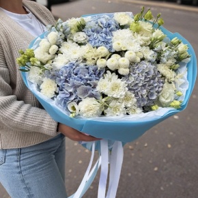 Букет "Голубые облака" из хризантемы, диантусов, Голландской гортензии, дельфиниума и эустомы в Электрогорске