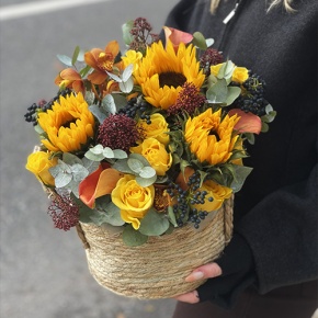Композиция в сумке "Тональность" из подсолнухов, калл, ягод вибирнума, лимонных роз, скиммии и орхидеи в Электрогорске