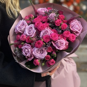 Букет "Малиновый вечер" из кустовых малиновых роз, вероники, лимониума и роз Меритим в Электрогорске