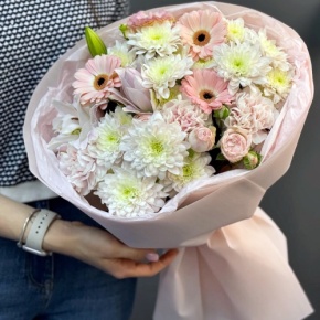 Букет "Дружба" из хризантемы, пионовидной лилии, гербер, диантусов и кустовых роз в Электрогорске