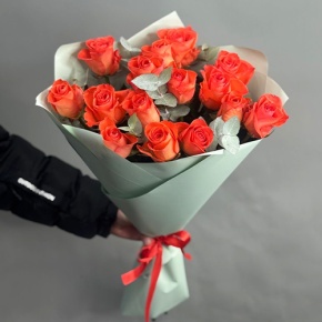 Букет из 15 морковных роз с эвкалиптом (50 см) в Электрогорске