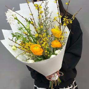 Весенний букет с желтыми ранункулюсами и цветущими ветками форзиции в Электрогорске