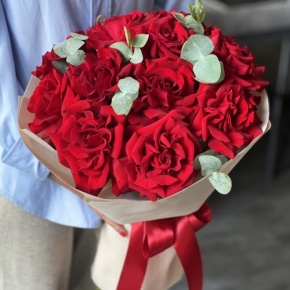 Букет "Красная пантера" из 13 роз Эквадор и эвкалипта в Электрогорске